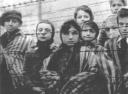 enfant prisonniés dans un camp de concentration nazi