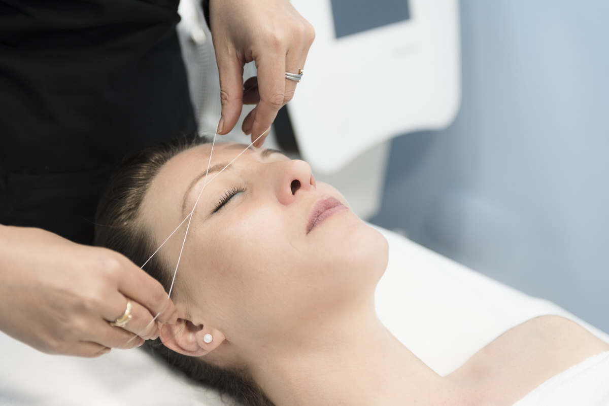 Épilation des sourcils au fil